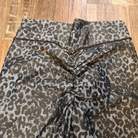 Zyia Stone Leopard Scrunchy Light and Luxe Leggings With Ruched Butt Seam - Picture 7 of 8